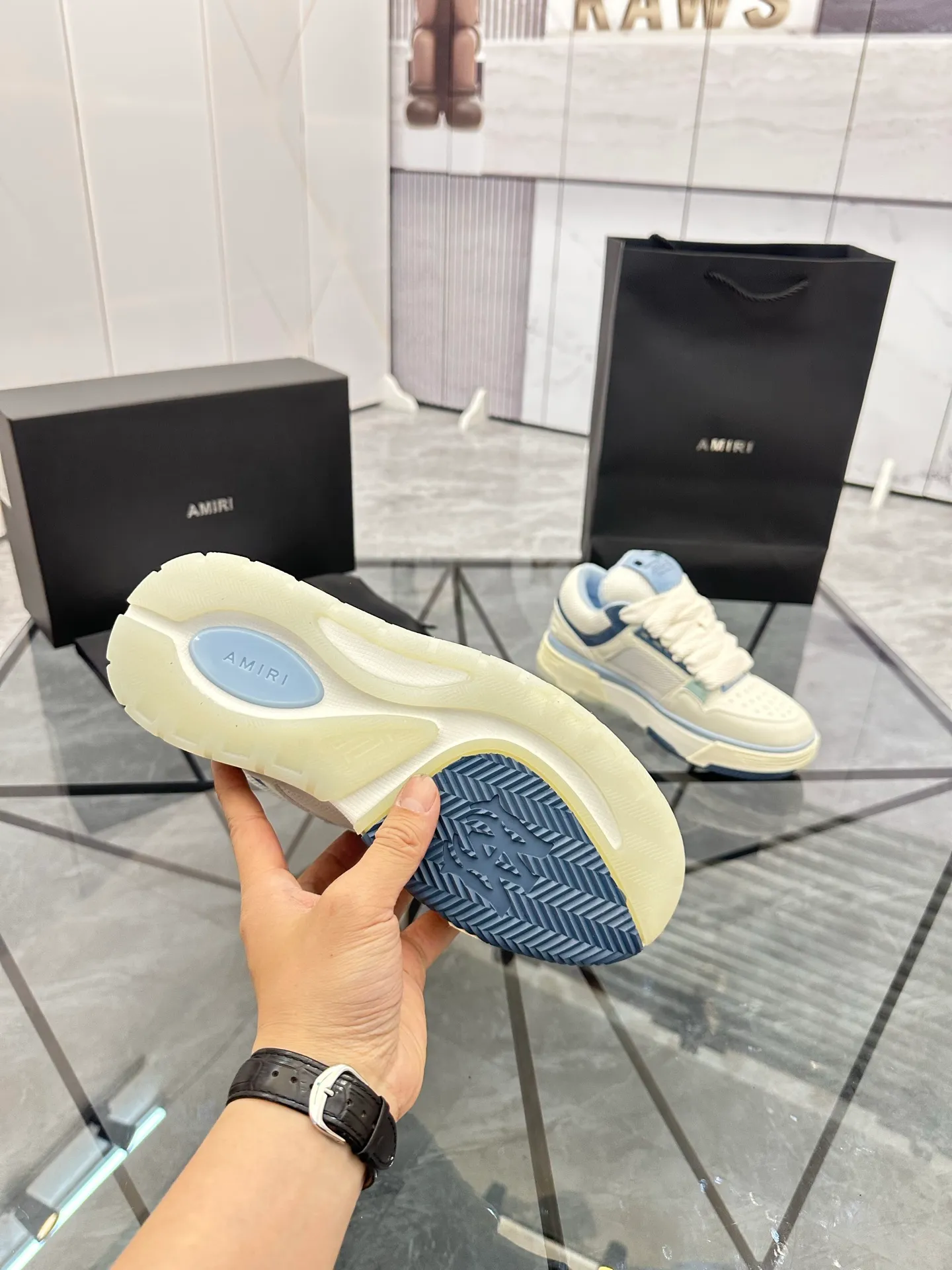 Men's shoes: 💰P720¥ Guangzhou top quality Product trademark: AMIRI* "Amir*" low-top casual shoes Regular size: 39-44 (can be customized to 45) Product materials: upper imported first-layer cowhide stitching original material, breathable lining, original outsole. Number: 525